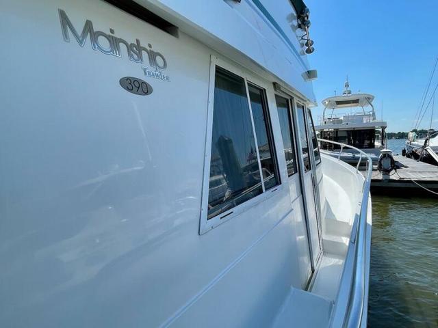 2000 Mainship 390