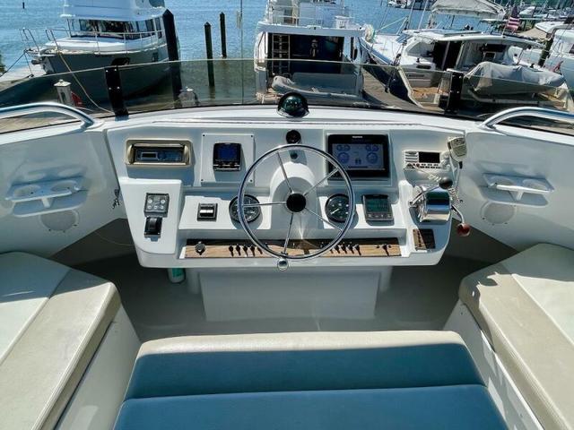 2000 Mainship 390