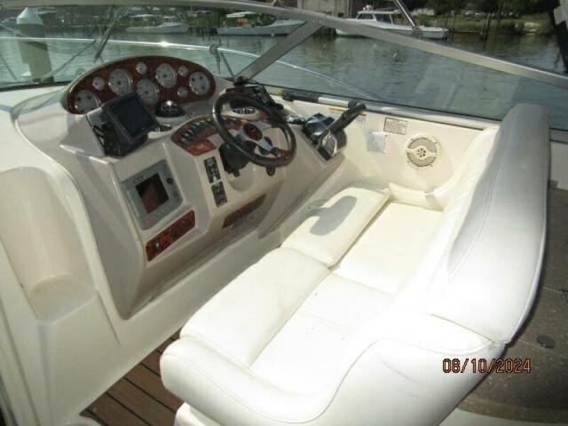 2005 Rinker fiesta vee 342